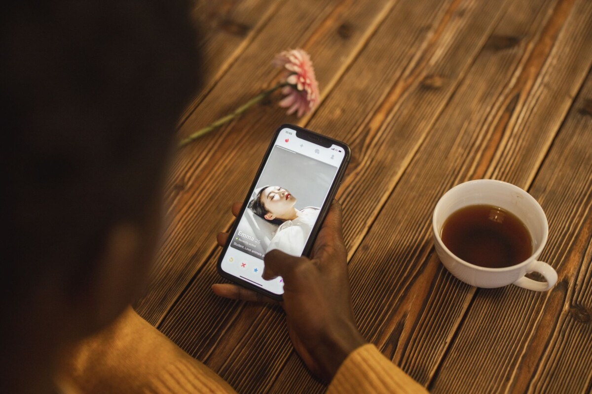 Person nutzt Dating-App am Smartphone
