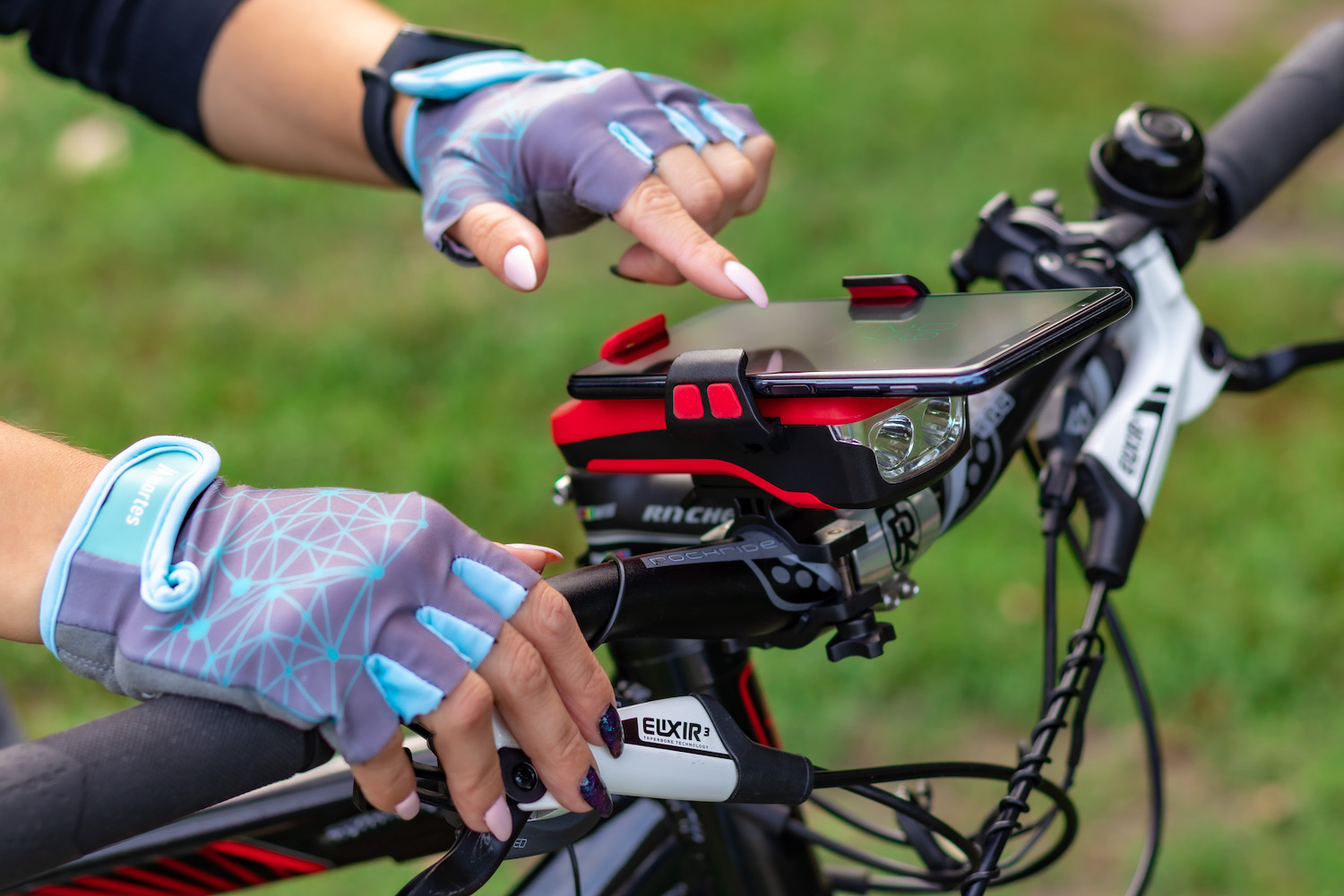 Bike-Multitasking: Sag‘ niemals Handyhalterung zu ihm