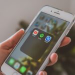 Hand hält Smartphone mit Musik-Apps wie Shazam und Spotify