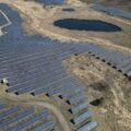 Luftaufnahme eines großen Solarparks