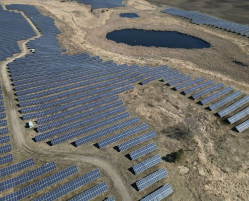 Luftaufnahme eines großen Solarparks