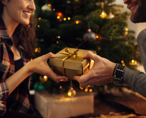 Mann beschenkt Frau zu Weihnachten