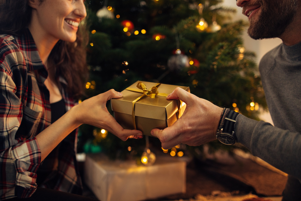 Mann beschenkt Frau zu Weihnachten