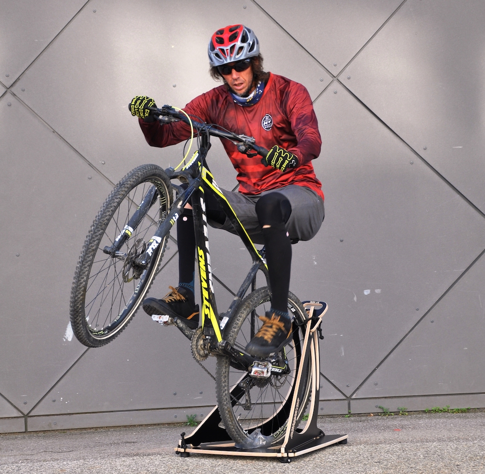 Thomas Bruckner auf dem MTB Hopper Balance im Wheelie
