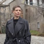 Barbara Staudinger in einem dunklen Mantel