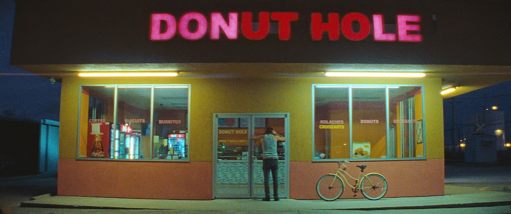 Ein Gebäude mit einem Schild, auf dem Donut Hole steht