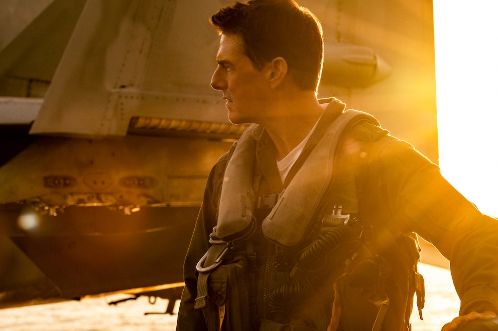 Tom Cruise steht vor einem Flugzeug