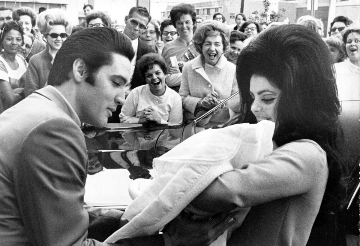 Elvis & Priscilla Presley mit Baby Lisa Marie, Februar 1968