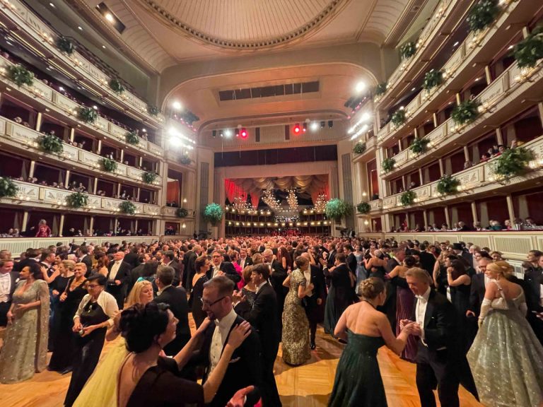 Opernball also