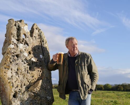 Jeremy Clarkson mit Hawkstone-Lager (2021), passt zur Farm-Story