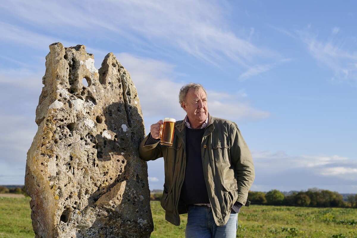 Jeremy Clarkson mit Hawkstone-Lager (2021), passt zur Farm-Story