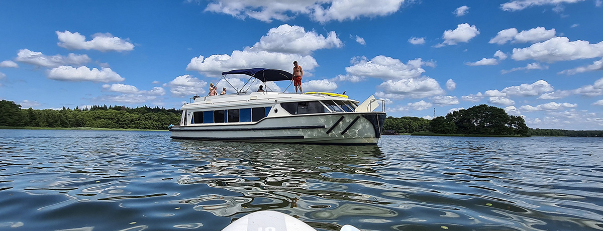 Zeit-f-r-Freunde-Mit-der-Lieblings-Crew-aufs-Hausboot