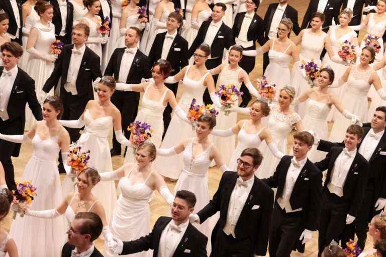 Der Opernball ist ein Hit