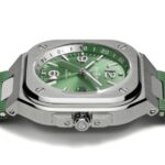 Bell & Ross BR-05 GMT Green Steel am Handgelenk getragen