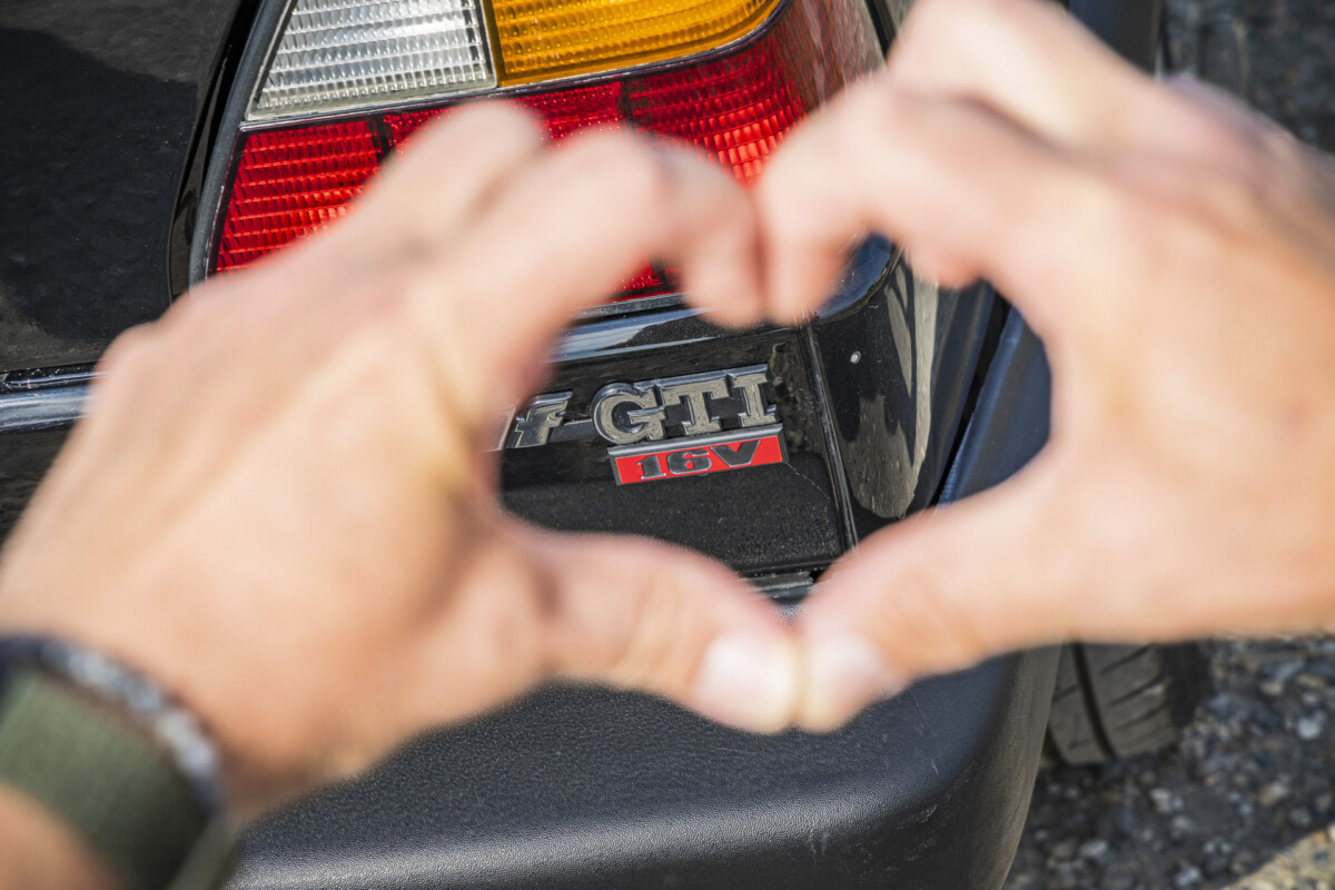 Bandmitglieder der Fünfhaus Posse posieren mit dem Golf GTI