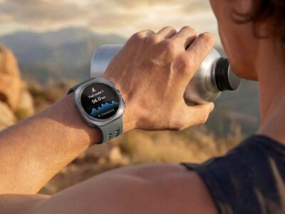 Wanderin blickt auf die Samsung Galaxy Watch Ultra2 an ihrem Handgelenk