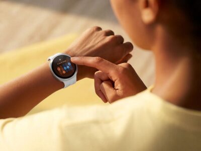 Samsung Galaxy Watch9 mit hellem Armband am Handgelenk im Alltag