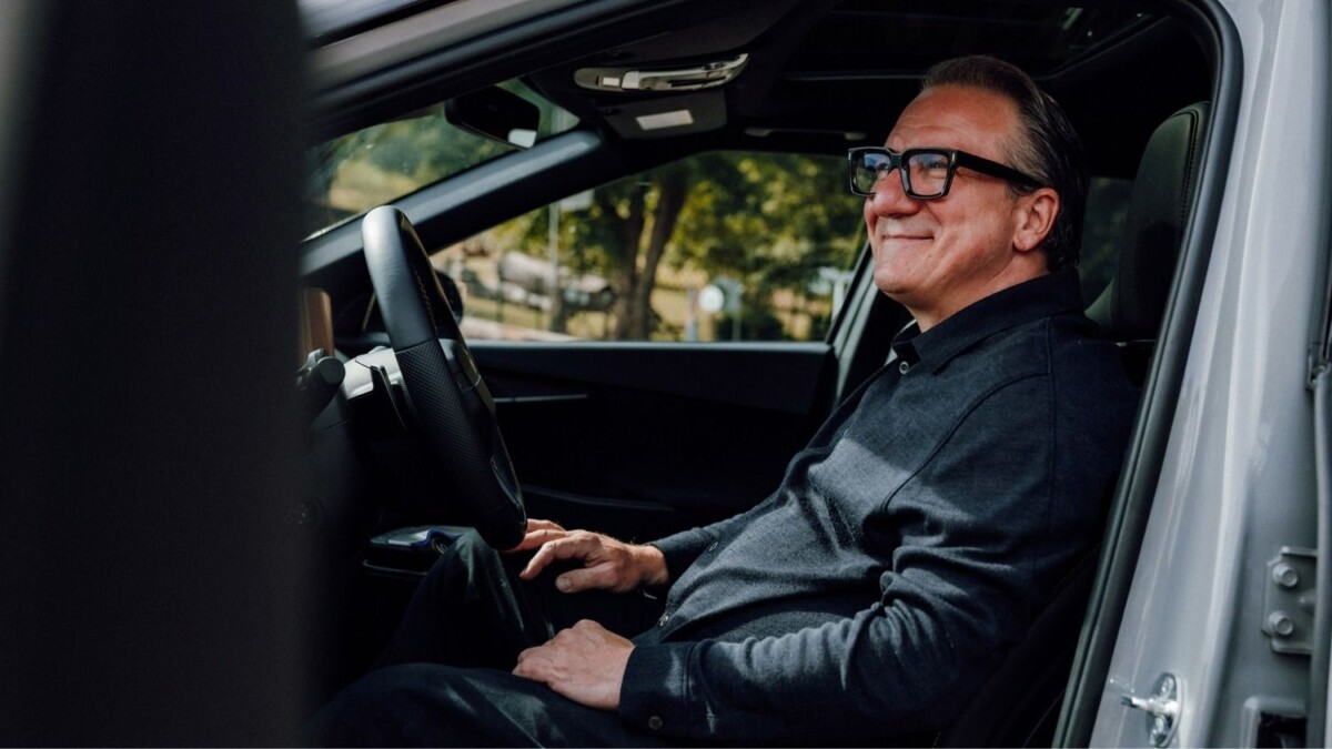 Robert Palfrader sitzt am Steuer des Kia EV6