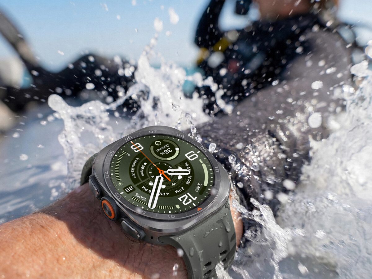 Samsung Galaxy Watch Ultra2 am Handgelenk eines Tauchers im spritzenden Wasser