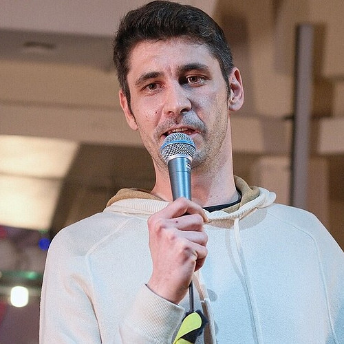 Sebastian Hochwallner mit Einzelmännchen im Kabarett Niedermair