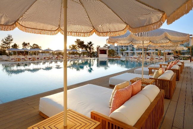 Pool im TRS Ibiza Hotel, der Adults-only-Marke der Palladium Hotel Group