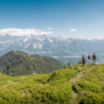 Wanderer auf der Hochwurzen in der Region Schladming-Dachstein