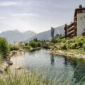 Naturbadesee mit Bergpanorama beim Hotel Das Goldberg Gastein