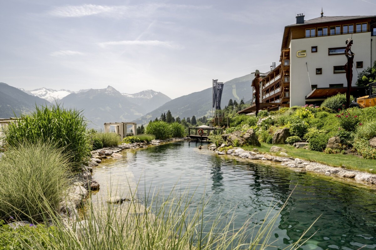 Naturbadesee mit Bergpanorama beim Hotel Das Goldberg Gastein
