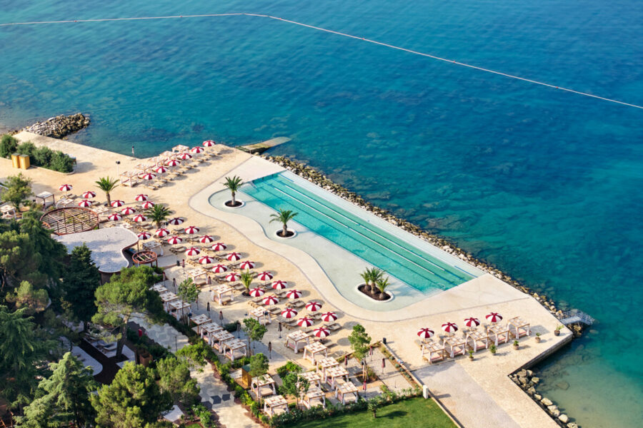 Blick von oben auf den Infinity-Pool und das Meer beim Valamar Pical Resort in Poreč