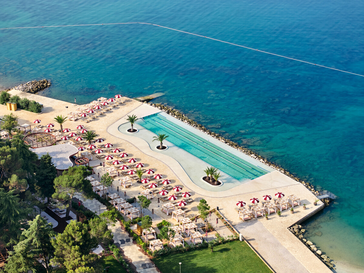 Blick von oben auf den Infinity-Pool und das Meer beim Valamar Pical Resort in Poreč