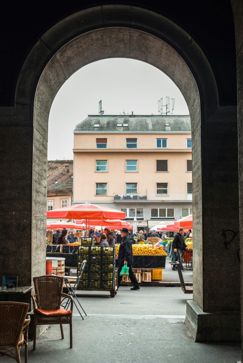 Rote Sonnenschirme über den Marktständen am Dolac-Markt in Zagreb
