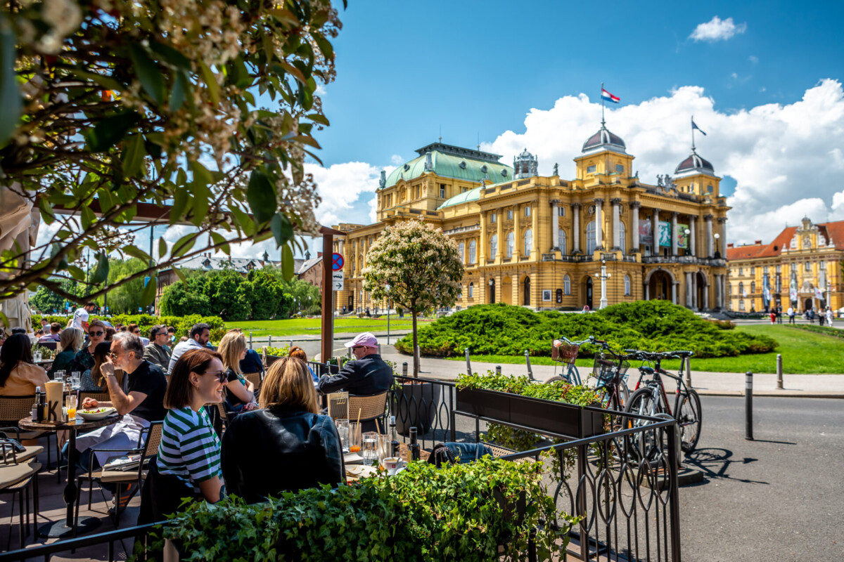 Cafétische vor dem Kroatischen Nationaltheater in Zagreb
