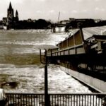Die eingestürzte Wiener Reichsbrücke vom Ufer aus gesehen, 1976