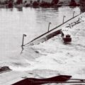 Reichsbrücken-Einsturz 1976: die eingestürzte Brücke mit dem Autobus der Linie 26A