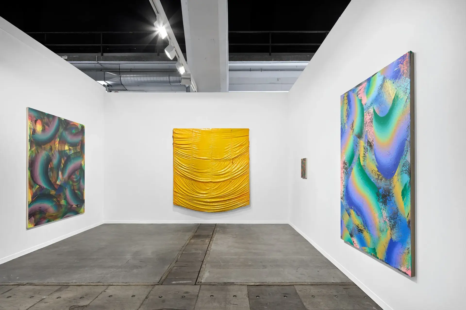 Clemens Wolf: in Epoxidharz gegossene Fallschirmarbeit bei Parallel Vienna 2026, Installationsansicht SUPPAN