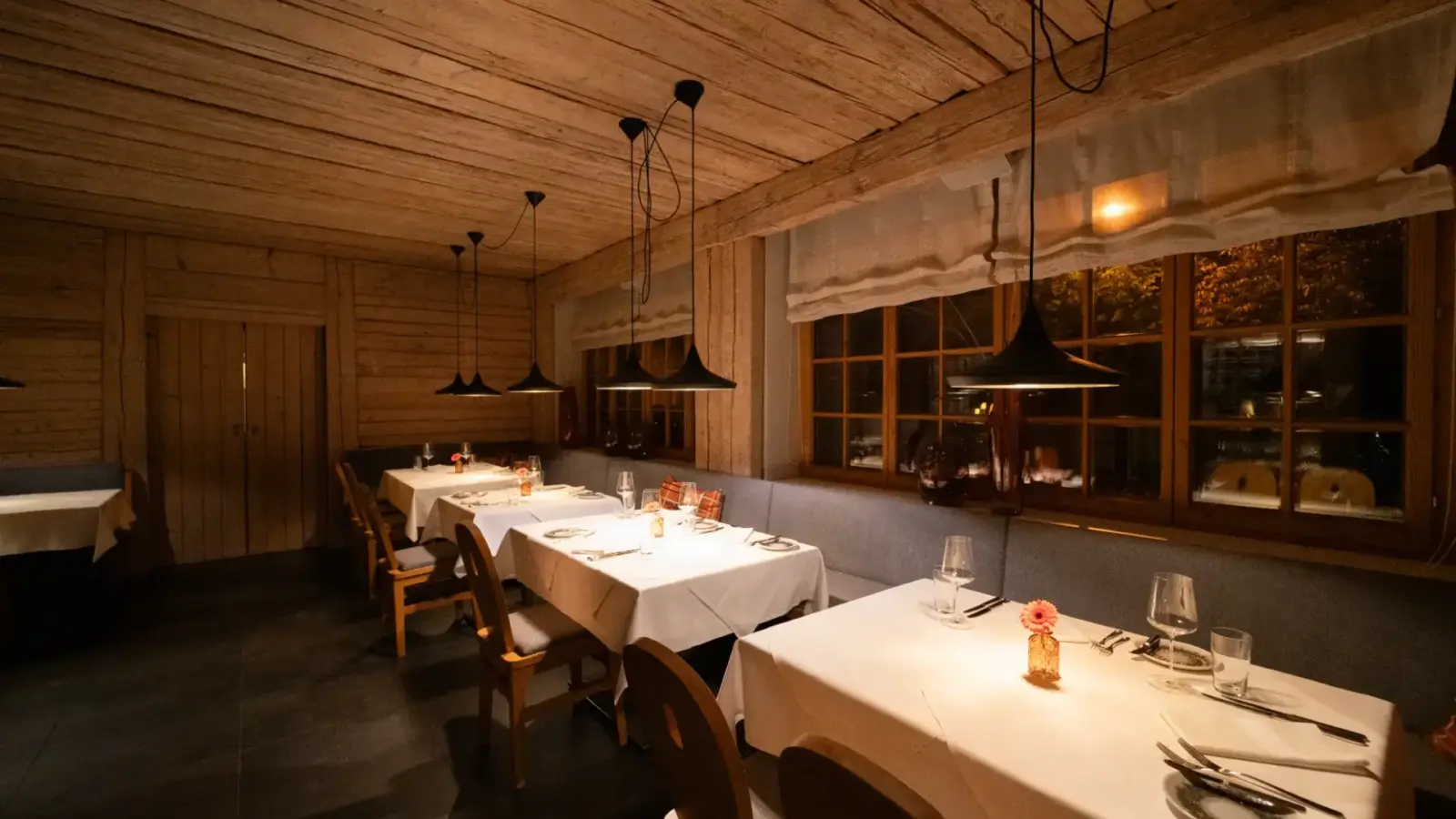 Zwei Winzer decken den Tisch in Langenlebarn