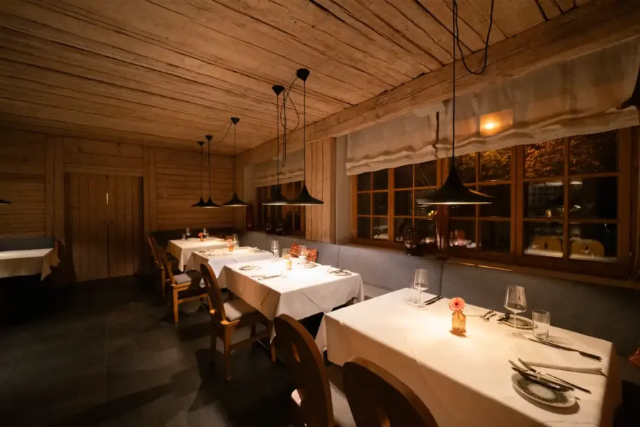 Zwei Winzer decken den Tisch in Langenlebarn