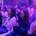 Speakerin auf der Bühne beim Female Future Festival