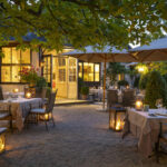 Gastgarten des Landhaus Bacher in der Wachau bei Abendstimmung