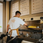 Minimalistischer Innenraum von Golden Frites in der Wiener Neubaugasse