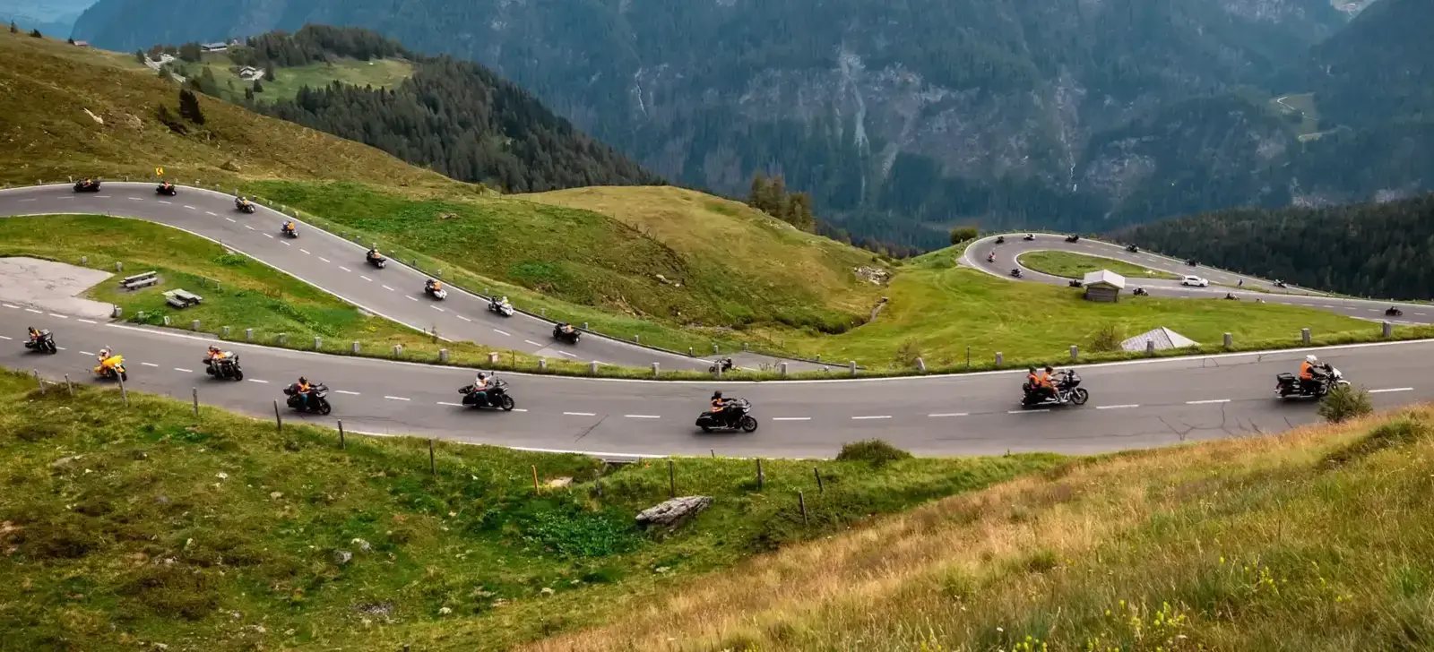 Harley-Davidson Charity-Tour: Motorrad-Kolonne auf der Jubiläumstour durch Österreich
