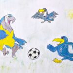 Das Werk „Kickerbirds“ zeigt fußballspielende Vögel, gemalt von Heidrun Karlic