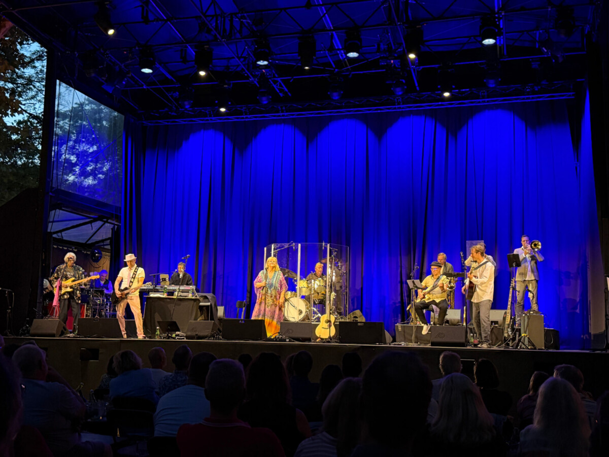 Musikgruppe performt auf blau beleuchteter Bühne bei Danzermania
