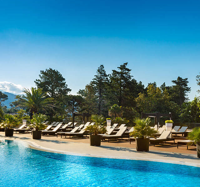 Außenpool mit Sonnenliegen im Imperial Heritage Hotel, Valamar Collection, auf der Insel Rab