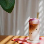 Ube Cold Foam Latte in Violett von J. Hornig