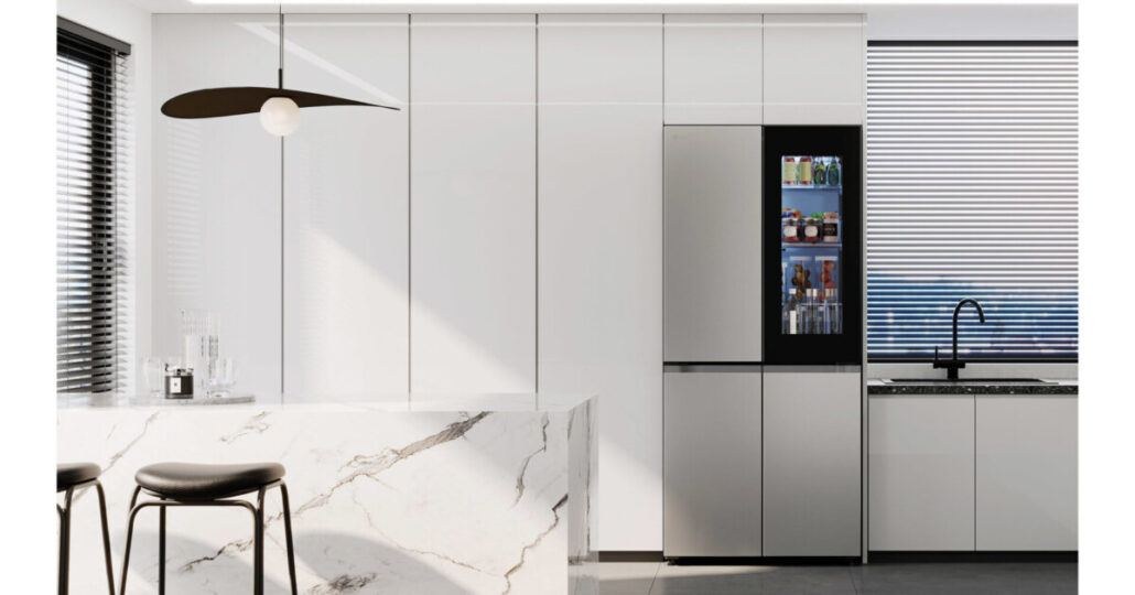 LG InstaView Kühlschrank, Küchenszene mit Nutzerin