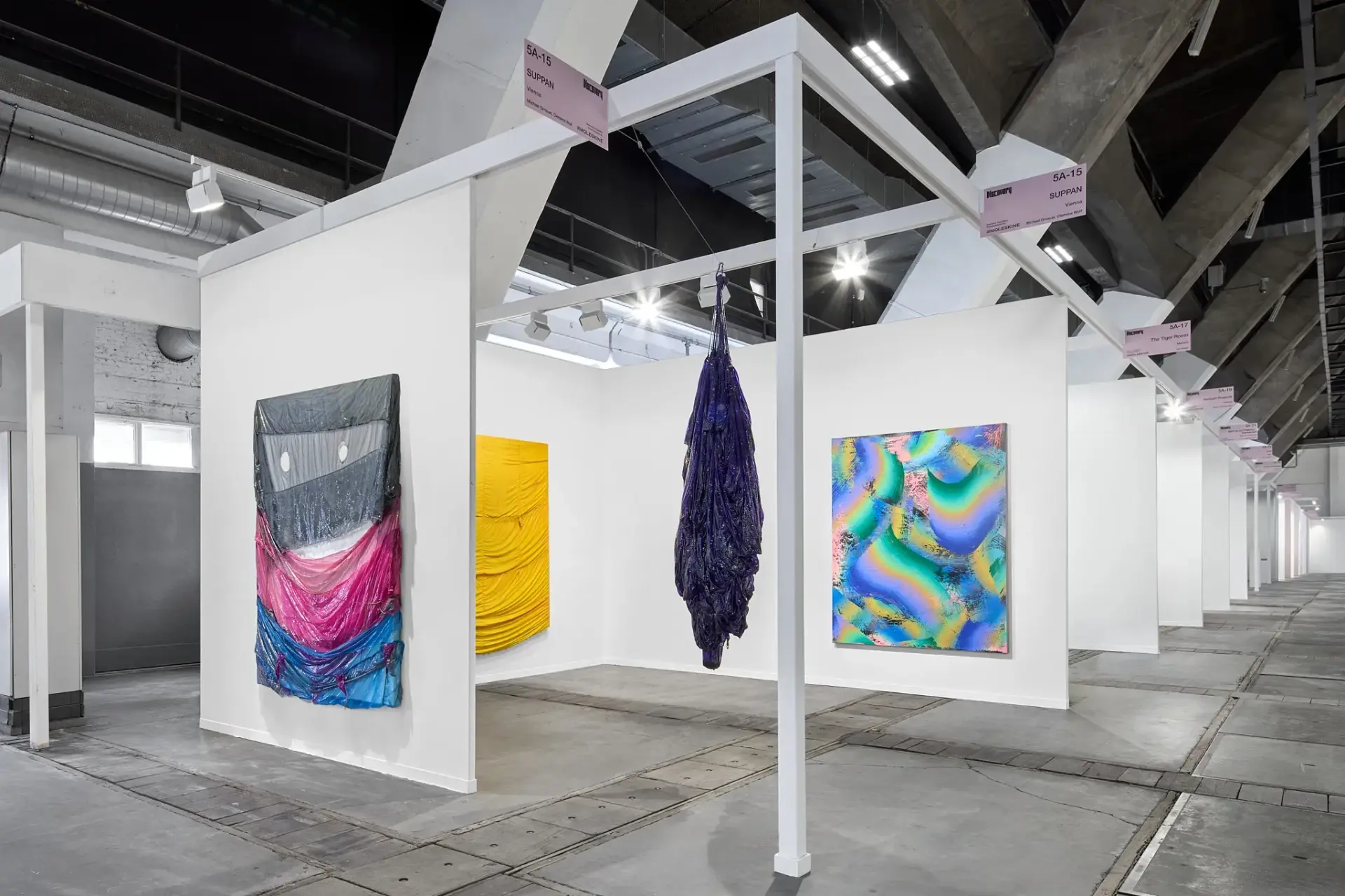 Michael Ornauer: abstrakte Malerei bei Parallel Vienna 2026, Installationsansicht SUPPAN