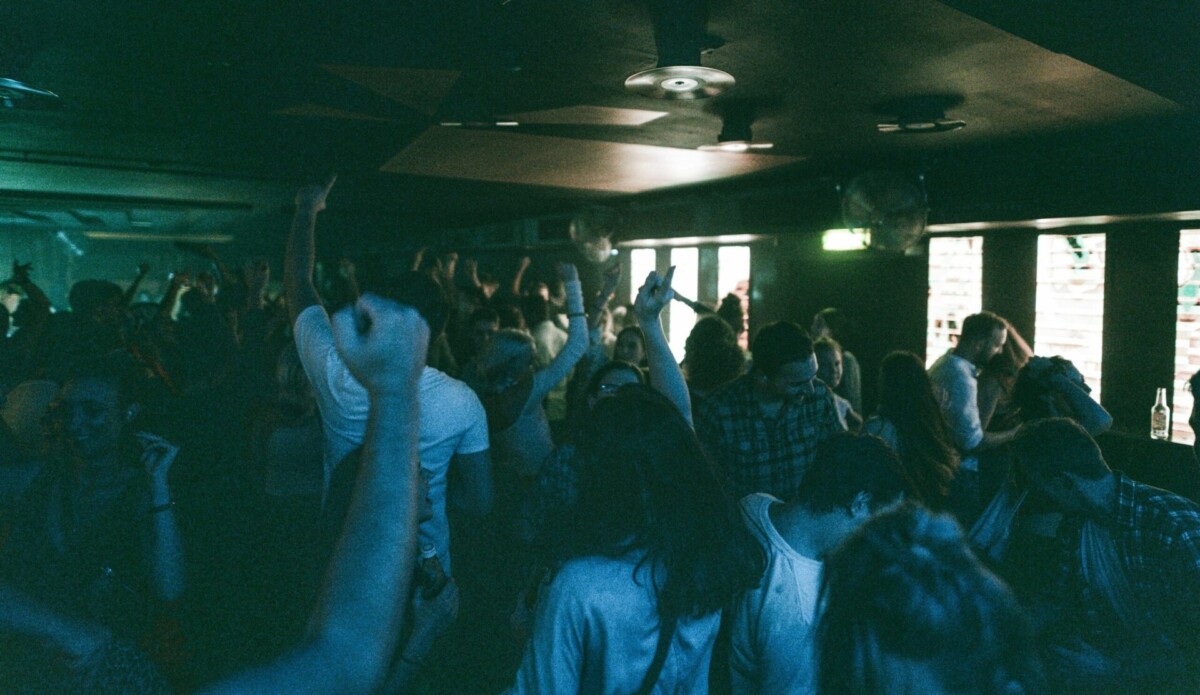 Tanzende Menschen am oberen Floor beim 90ies Club The Loft am Lerchenfelder Guertel