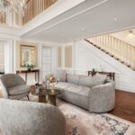 Wohnbereich einer Suite im Palais Coburg Wien mit historischer Architektur