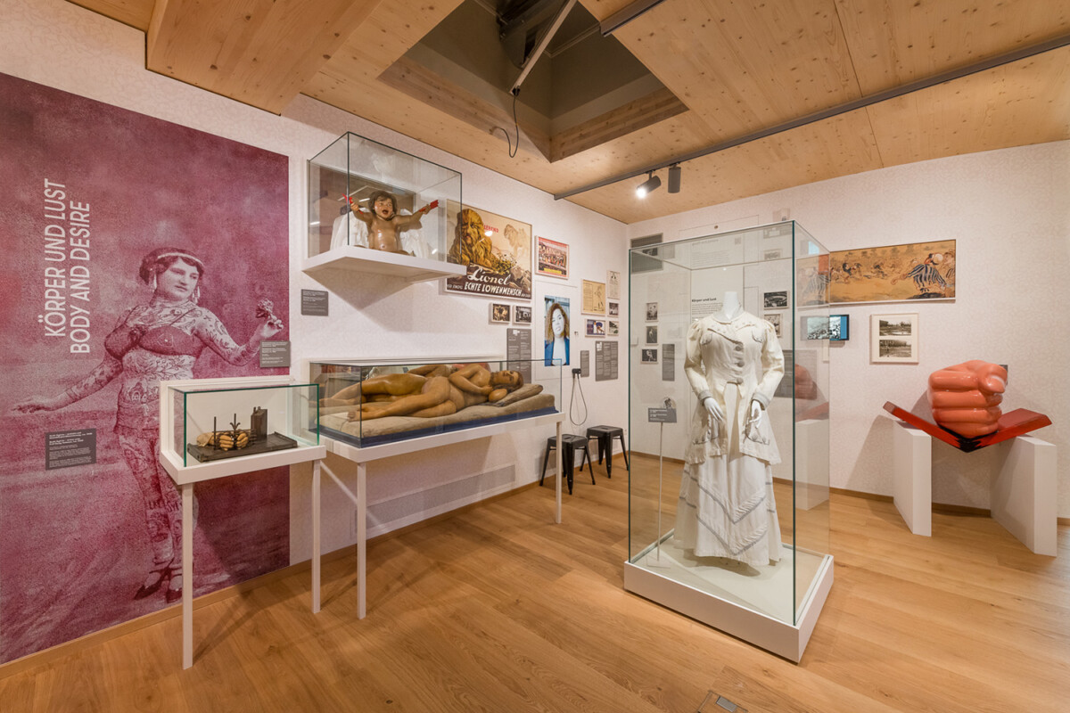 Ausstellungsansicht im Pratermuseum mit historischen Objekten aus 260 Jahren Prater